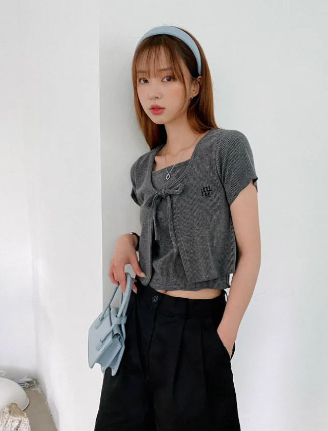(現貨) MUAHMUAH LOGO SLEEVELESS HALF CARDIGAN 背心連外套 - MUT22063