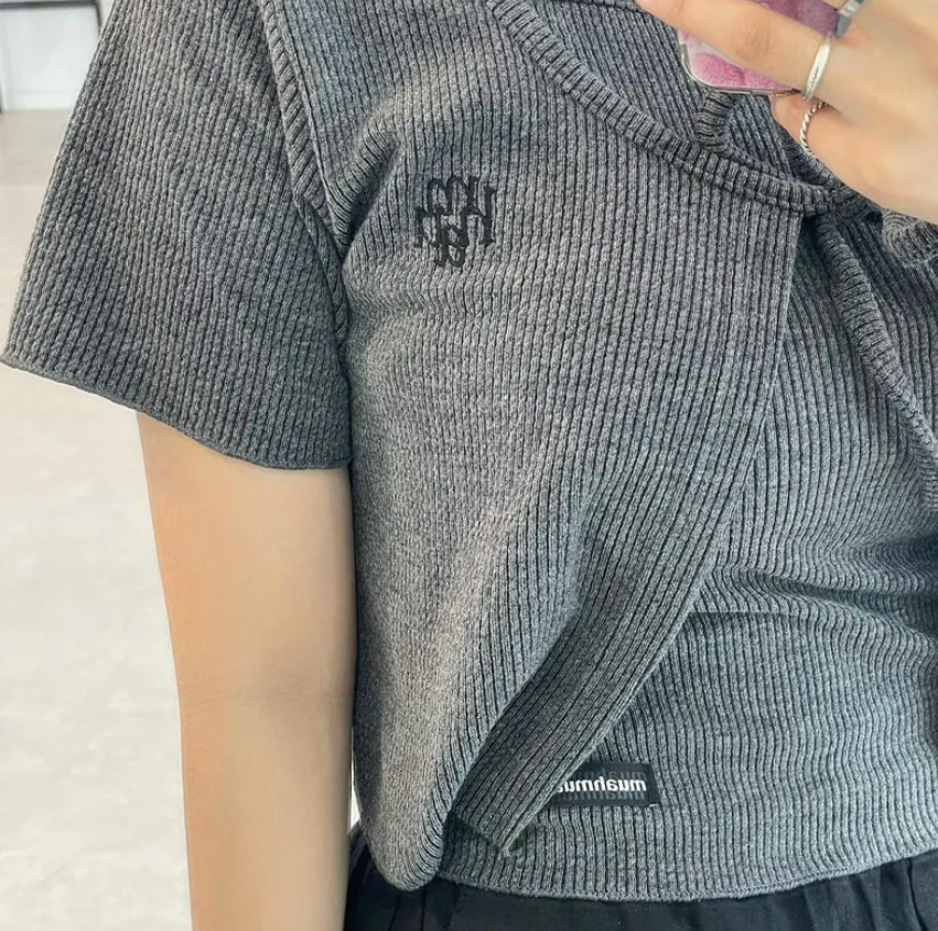 (現貨) MUAHMUAH LOGO SLEEVELESS HALF CARDIGAN 背心連外套 - MUT22063